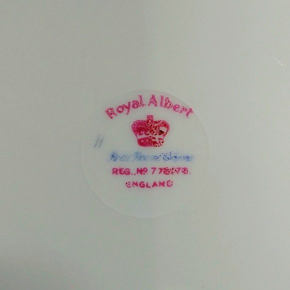 2 Pcs. Royal Albert Petit Point Needlepoint Print Bone China England - Picture 4 of 6